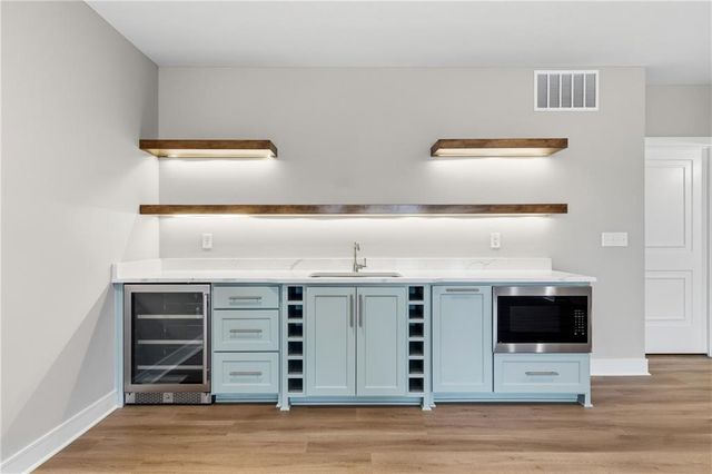 8841 N KENTUCKY Avenue, Kansas City, MO 64157