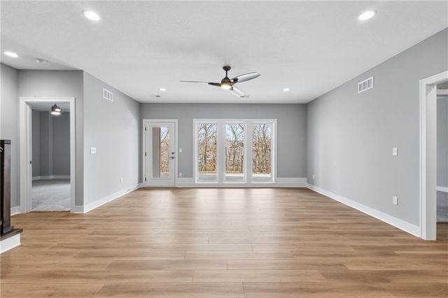 8841 N KENTUCKY Avenue, Kansas City, MO 64157