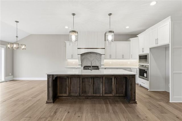 8841 N KENTUCKY Avenue, Kansas City, MO 64157