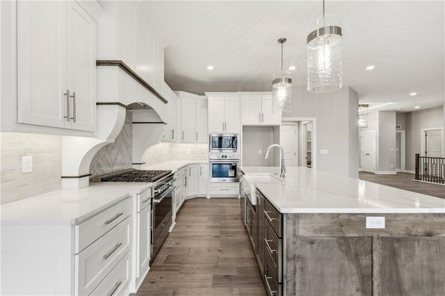 8841 N KENTUCKY Avenue, Kansas City, MO 64157