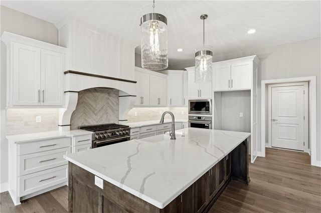 8841 N KENTUCKY Avenue, Kansas City, MO 64157