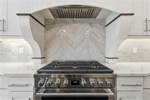 8841 N KENTUCKY Avenue, Kansas City, MO 64157