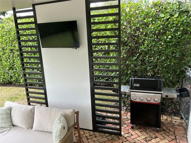 1240 S Alhambra Cir, Coral Gables, FL 33146