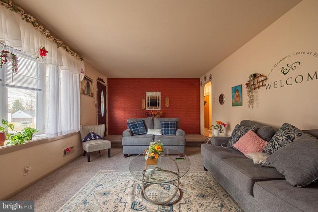 408 FAIRWAY DR, Lancaster, PA 17603