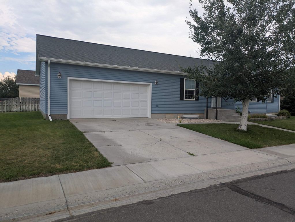 691 Oakwood Dr, Powell, WY 82435 photo 2