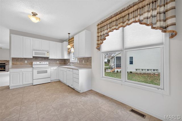 2140 Hawks Landing Drive, Lake St Louis, MO 63367