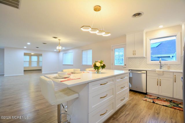 8 Abbey Lane, Manchester, NJ 08759