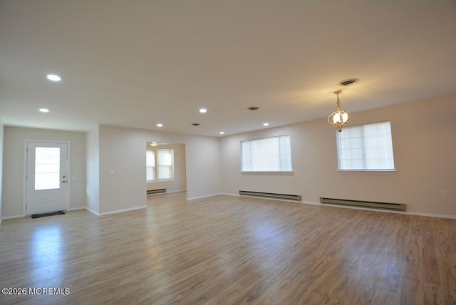 8 Abbey Lane, Manchester, NJ 08759