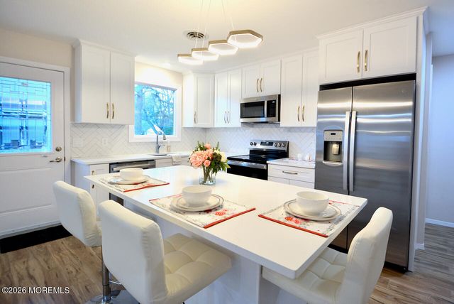 8 Abbey Lane, Manchester, NJ 08759