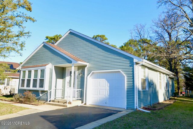 8 Abbey Lane, Manchester, NJ 08759