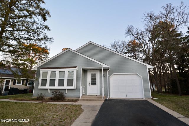 8 Abbey Lane, Manchester, NJ 08759