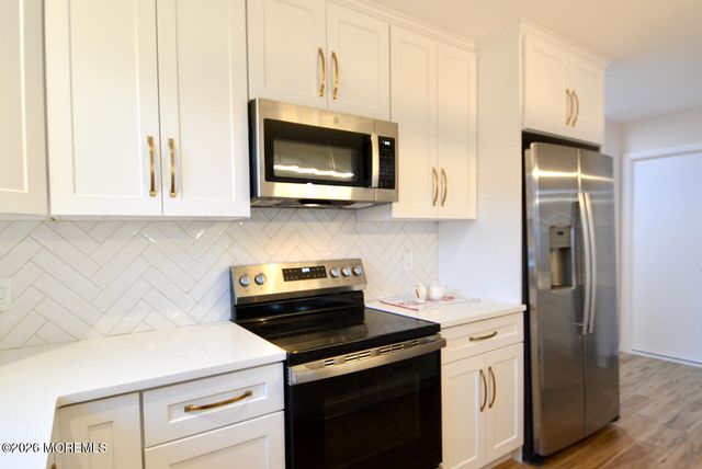 8 Abbey Lane, Manchester, NJ 08759