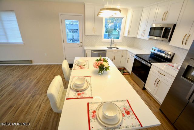 8 Abbey Lane, Manchester, NJ 08759