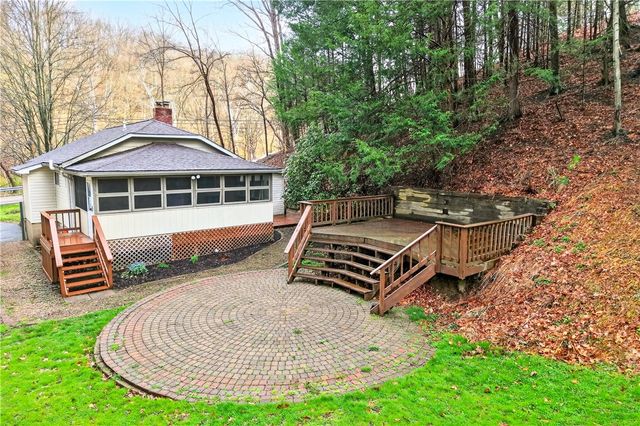 2518 Sample Rd, Hampton, PA 15101