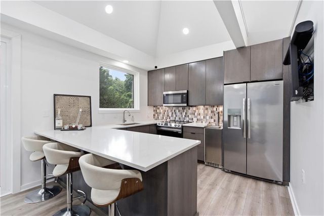3505 SHAWNEE MISSION Parkway, Fairway, KS 66205