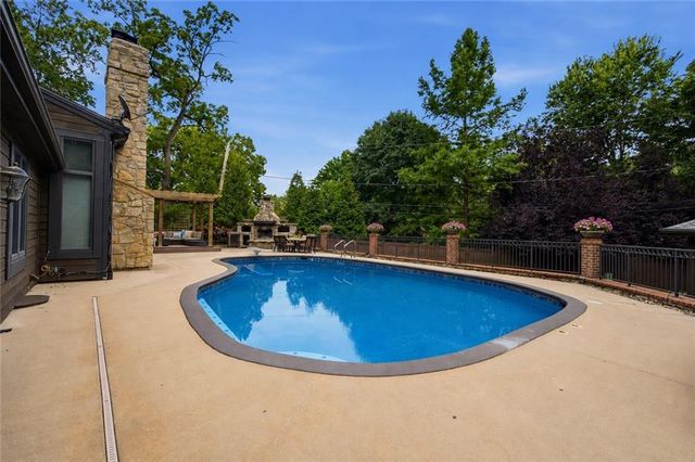 3505 SHAWNEE MISSION Parkway, Fairway, KS 66205