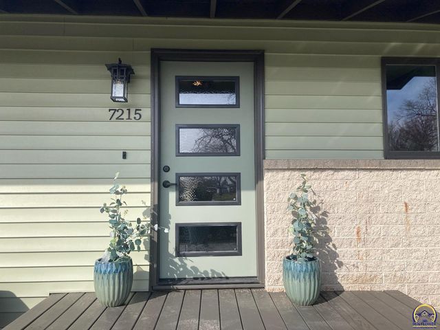 7215 SW Glencrest DR, Topeka, KS 66619