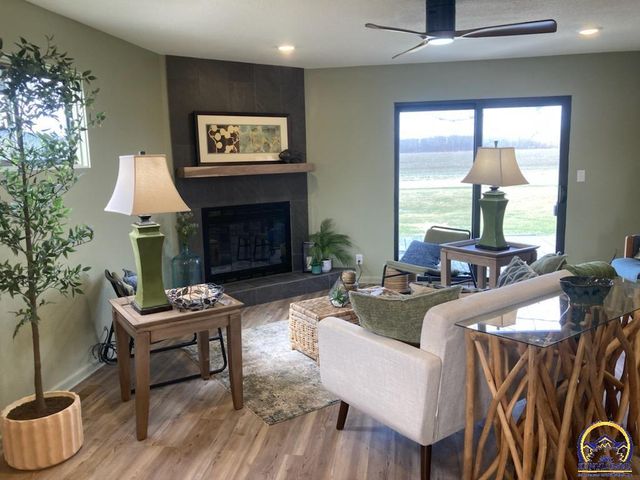 7215 SW Glencrest DR, Topeka, KS 66619