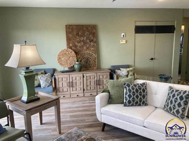 7215 SW Glencrest DR, Topeka, KS 66619