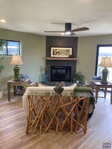 7215 SW Glencrest DR, Topeka, KS 66619