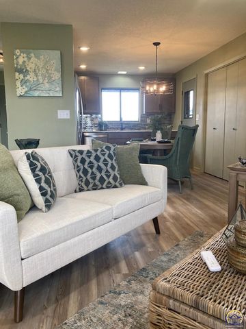 7215 SW Glencrest DR, Topeka, KS 66619