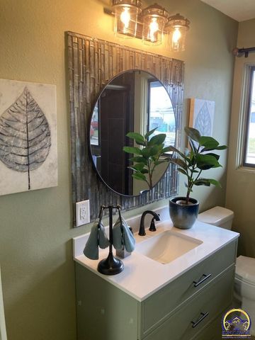 7215 SW Glencrest DR, Topeka, KS 66619