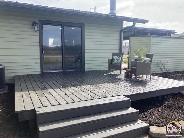 7215 SW Glencrest DR, Topeka, KS 66619