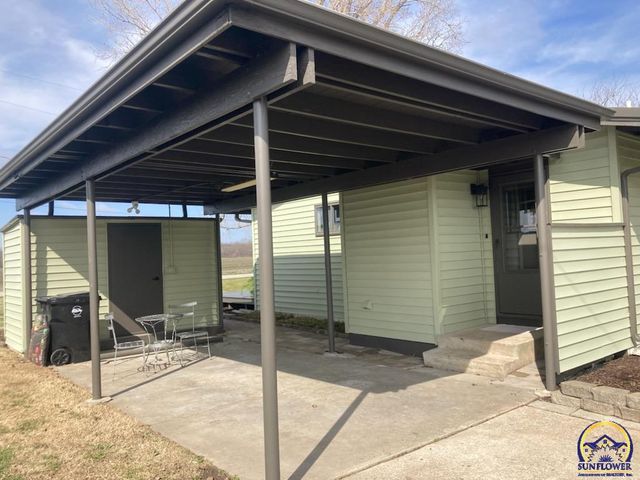 7215 SW Glencrest DR, Topeka, KS 66619