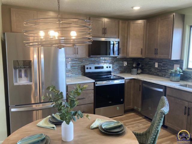 7215 SW Glencrest DR, Topeka, KS 66619