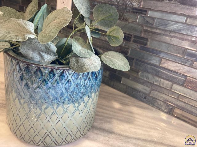 7215 SW Glencrest DR, Topeka, KS 66619