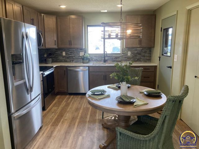 7215 SW Glencrest DR, Topeka, KS 66619