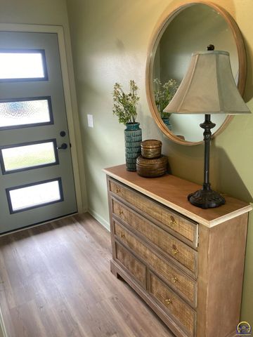 7215 SW Glencrest DR, Topeka, KS 66619