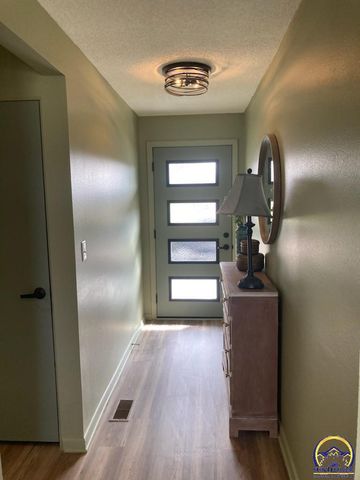 7215 SW Glencrest DR, Topeka, KS 66619