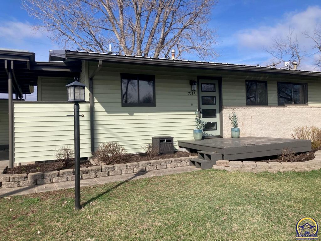 7215 SW Glencrest DR, Topeka, KS 66619