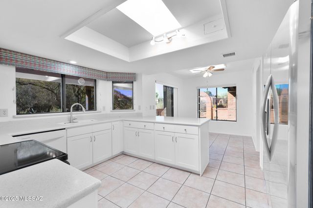 937 W Desert Hills Drive, Green Valley, AZ 85622