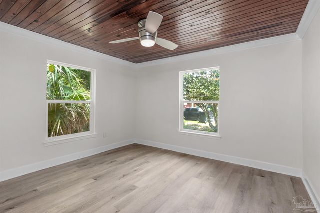 211 Broadmoor Ln, Pensacola, FL 32507