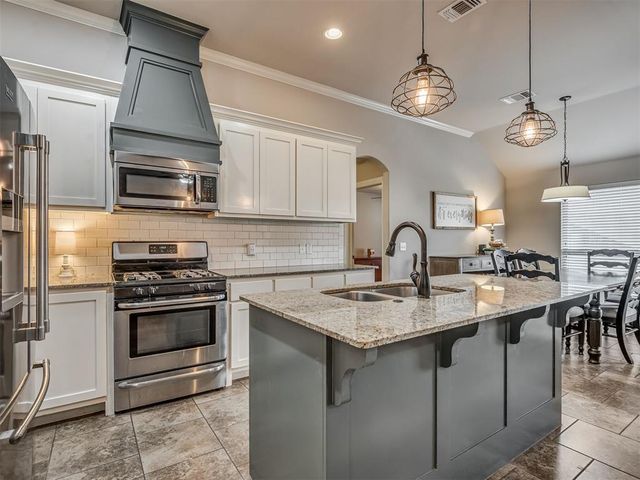 2817 Kathleens Crossing, Yukon, OK 73099