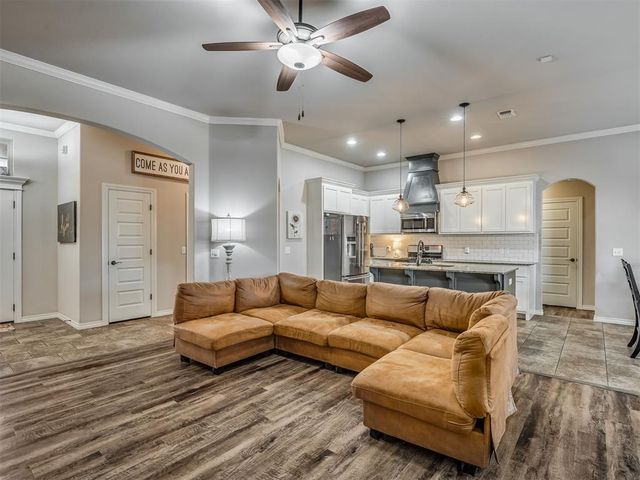 2817 Kathleens Crossing, Yukon, OK 73099