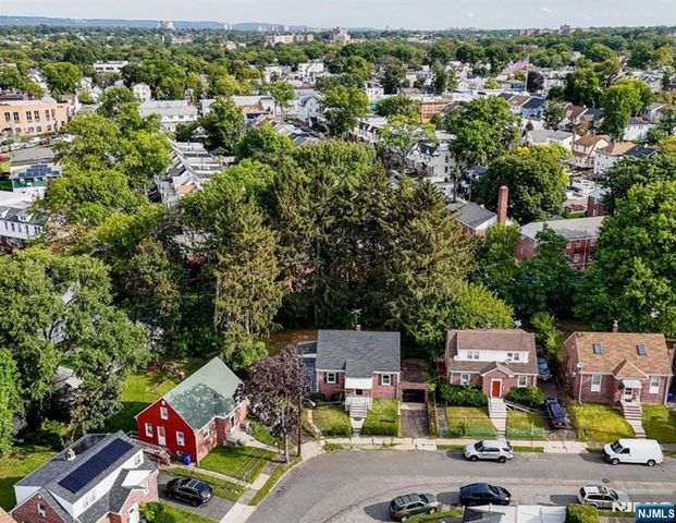 33 Dupont Place, Irvington, NJ 07111