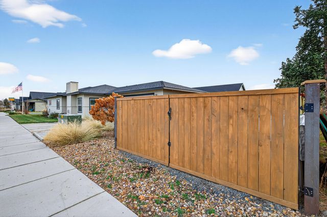 559 NW Rimrock Court, Redmond, OR 97756