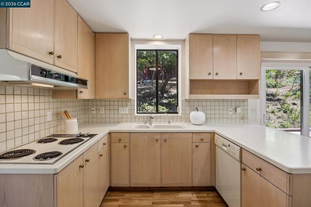 135 Canon Dr, Orinda, CA 94563