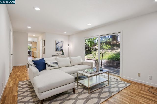 135 Canon Dr, Orinda, CA 94563