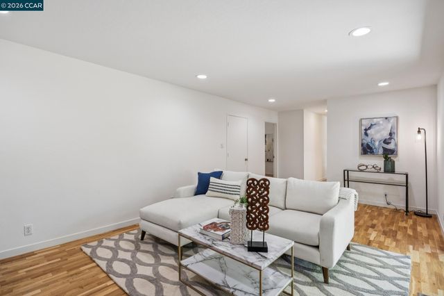135 Canon Dr, Orinda, CA 94563