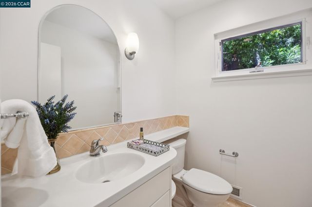 135 Canon Dr, Orinda, CA 94563
