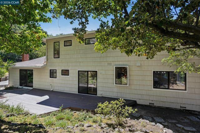135 Canon Dr, Orinda, CA 94563