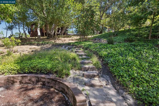 135 Canon Dr, Orinda, CA 94563