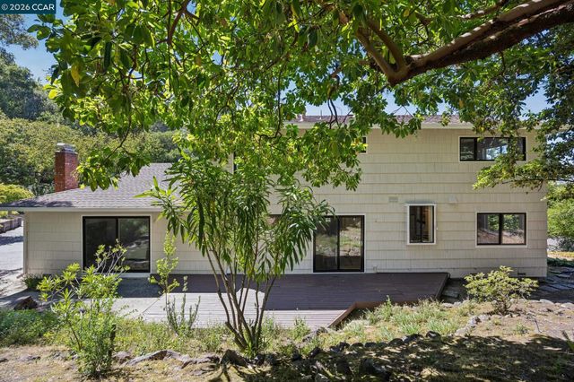 135 Canon Dr, Orinda, CA 94563
