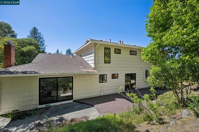 135 Canon Dr, Orinda, CA 94563