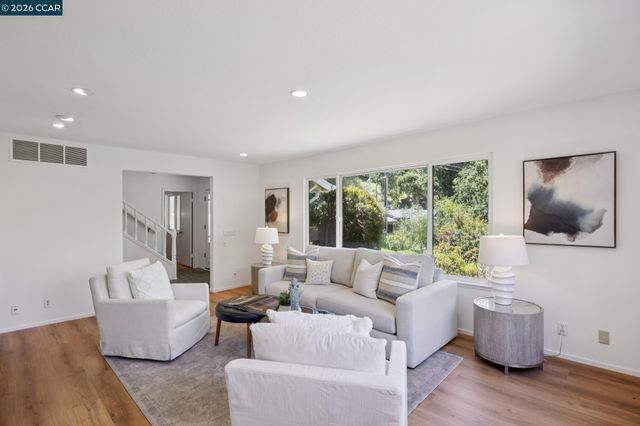 135 Canon Dr, Orinda, CA 94563