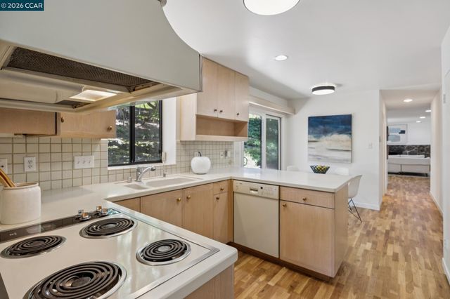 135 Canon Dr, Orinda, CA 94563